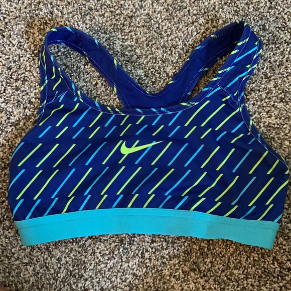 Bundling these 4 Nike sports bras - Picture 5 of 5